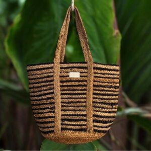 Revue beach bag tote - 100% jute - EUC - 18"x13"x9" - Made in India